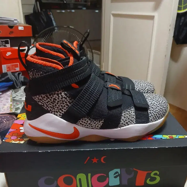 [BUNJANG] Nike LeBron Safari Running Shoes / 나이키 르브론 사파리_260size