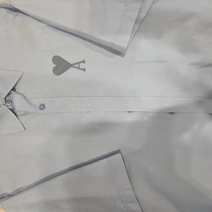 [BUNJANG] AMI Tonal Heart Logo Short Sleeve T-Shirt Sky Blue / 아미 토날 하트 로고 숏슬리브 반팔 셔츠 스카이 블루