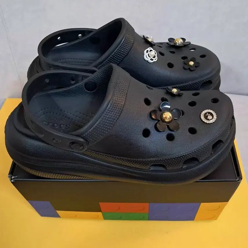 [BUNJANG] Crocs Flower Jibbitz Platform Sandals / 거의새것(WI0.250추천)크록스  지비츠 장식 샌들
