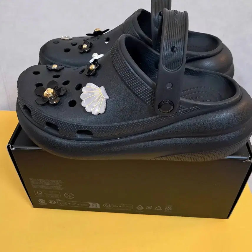 [BUNJANG] Crocs Flower Jibbitz Platform Sandals / 거의새것(WI0.250추천)크록스  지비츠 장식 샌들
