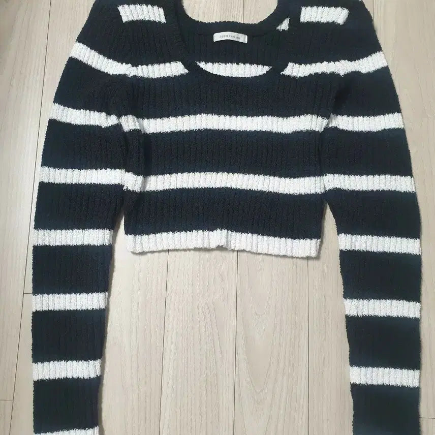 [BUNJANG] Endorphin Striped Crop Long Sleeve T-Shirt / 엔돌핀 크롭 단가라티셔츠