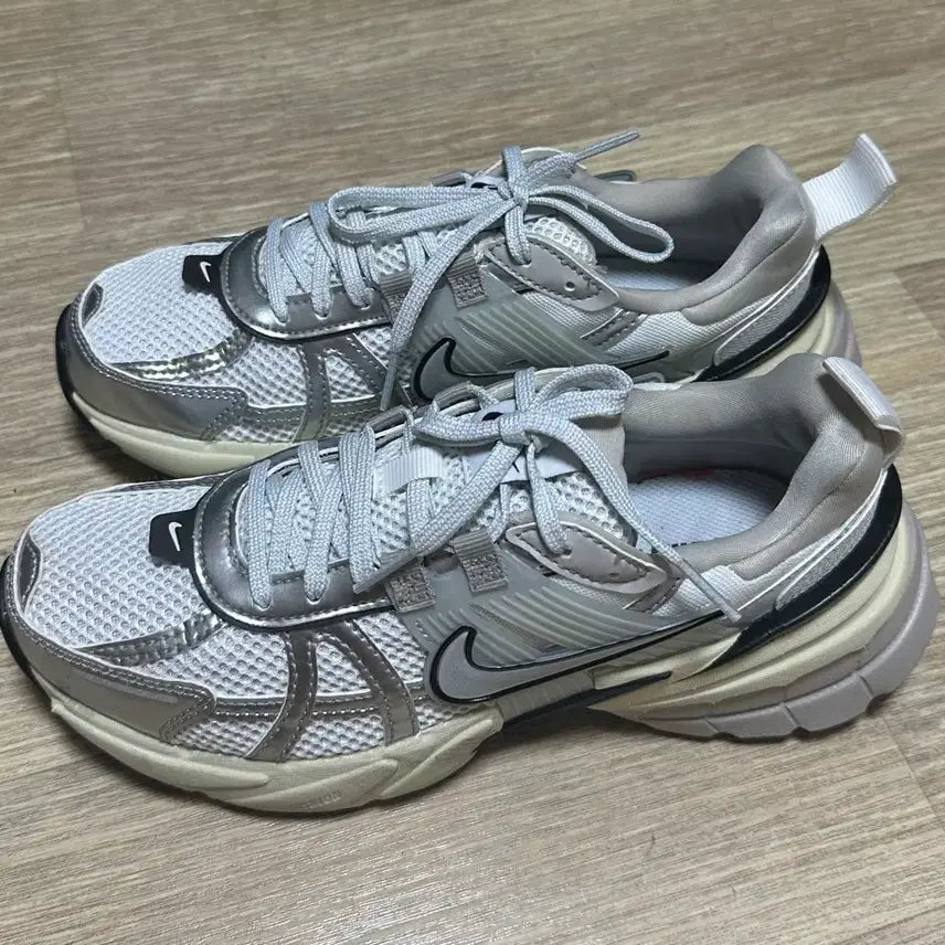 [BUNJANG] Nike V2K Run Sneakers White/Silver / 나이키 V2K 런 운동화 화이트/실버 235사이즈 (택만뜬음 새상품) (
