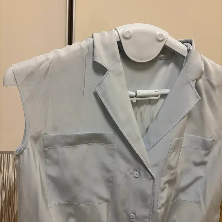 [BUNJANG] KUHO Editline Sleeveless Blouse Sky Blue / 구호 에딧라인 스카이블루 민소매 블라우스