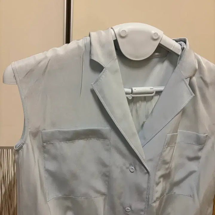 [BUNJANG] KUHO Editline Sleeveless Blouse Sky Blue / 구호 에딧라인 스카이블루 민소매 블라우스