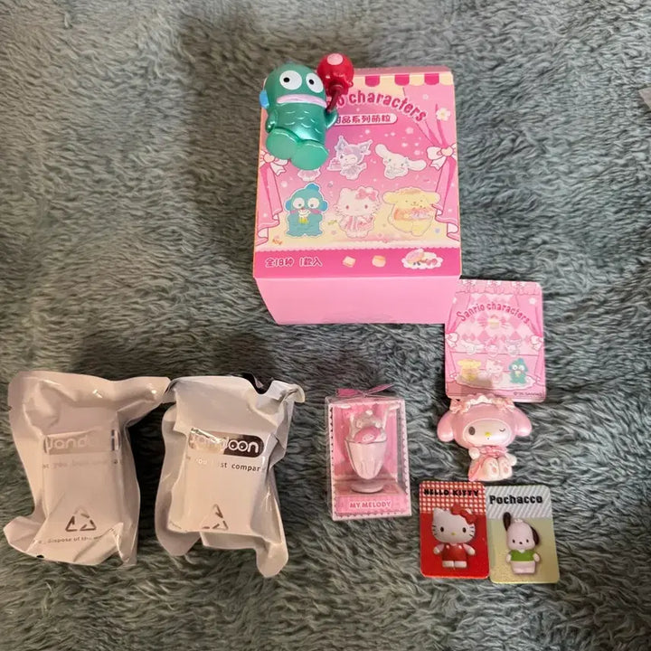 [BUNJANG] Sanrio Characters Random Figure Box with Kitty Keychains (Set of 4) / 새상품 산리오 캐릭터 랜덤 피규어 박스사진에보이는 키티 키링 4개 모두