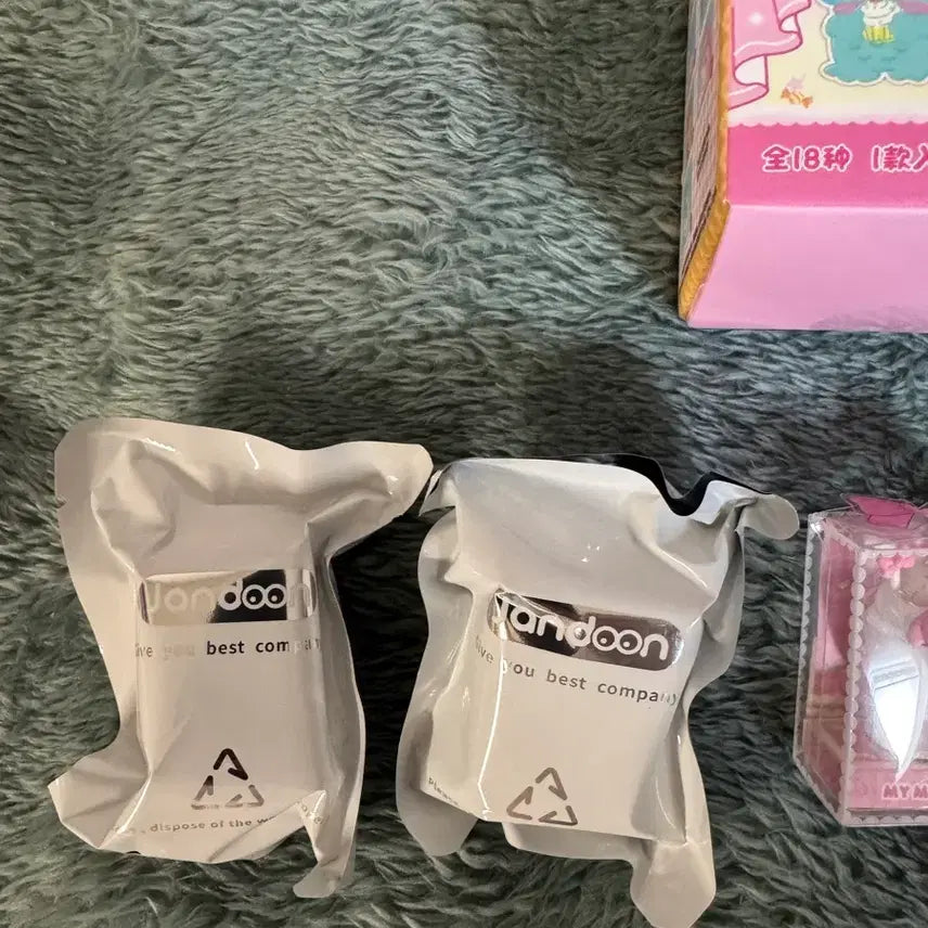 [BUNJANG] Sanrio Characters Random Figure Box with Kitty Keychains (Set of 4) / 새상품 산리오 캐릭터 랜덤 피규어 박스사진에보이는 키티 키링 4개 모두