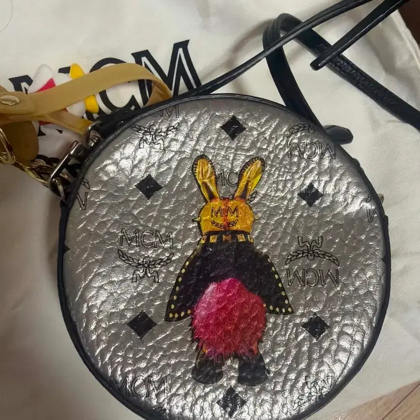 [SOLD OUT] MCM 실버 토끼 캐릭터 미니 크로스백