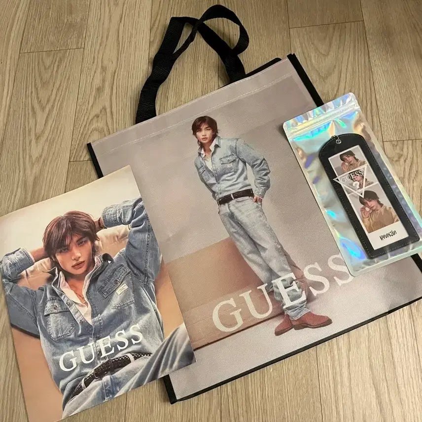 [BUNJANG] Guess x Hyunjin Tapulin Bag Bundle Set / 게스 현진 타포린백+카탈로그+키링
