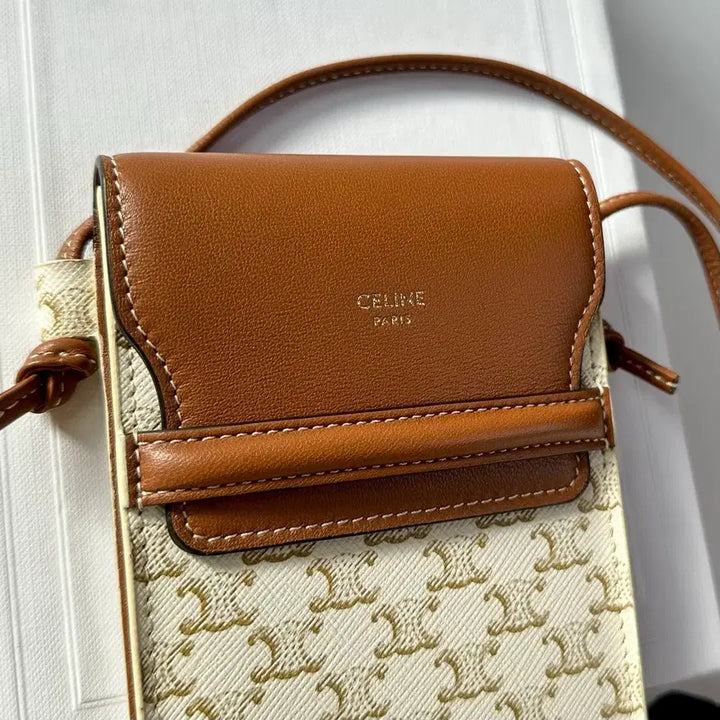 [BUNJANG] Celine Triomphe Flap Phone Pouch Crossbody Bag White Tan / [새상품급] 셀린느 트리옹프 플랩 폰파우치 크로스백 가방 화이트탄