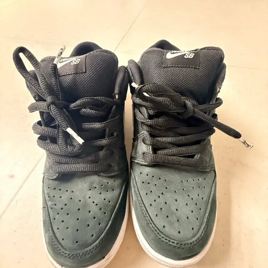 [BUNJANG] Nike SB Dunk Low Black White Gum Sole Sneakers / 나이키 SB 덩크 로우 블랙/화이트 검솔