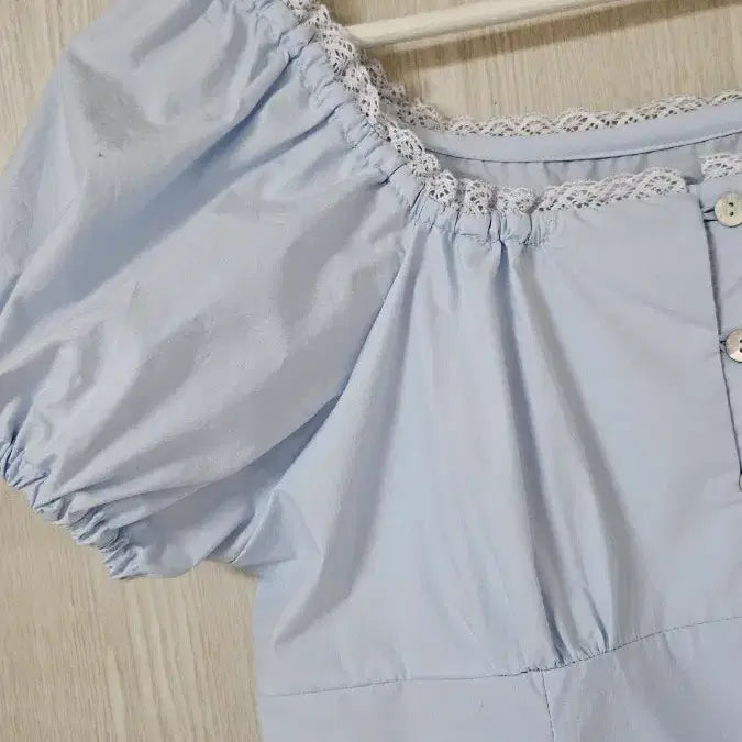 [BUNJANG] Square Neck Puff Sleeve Lace Detail Blouse / 스퀘어넥 블루 블라우스