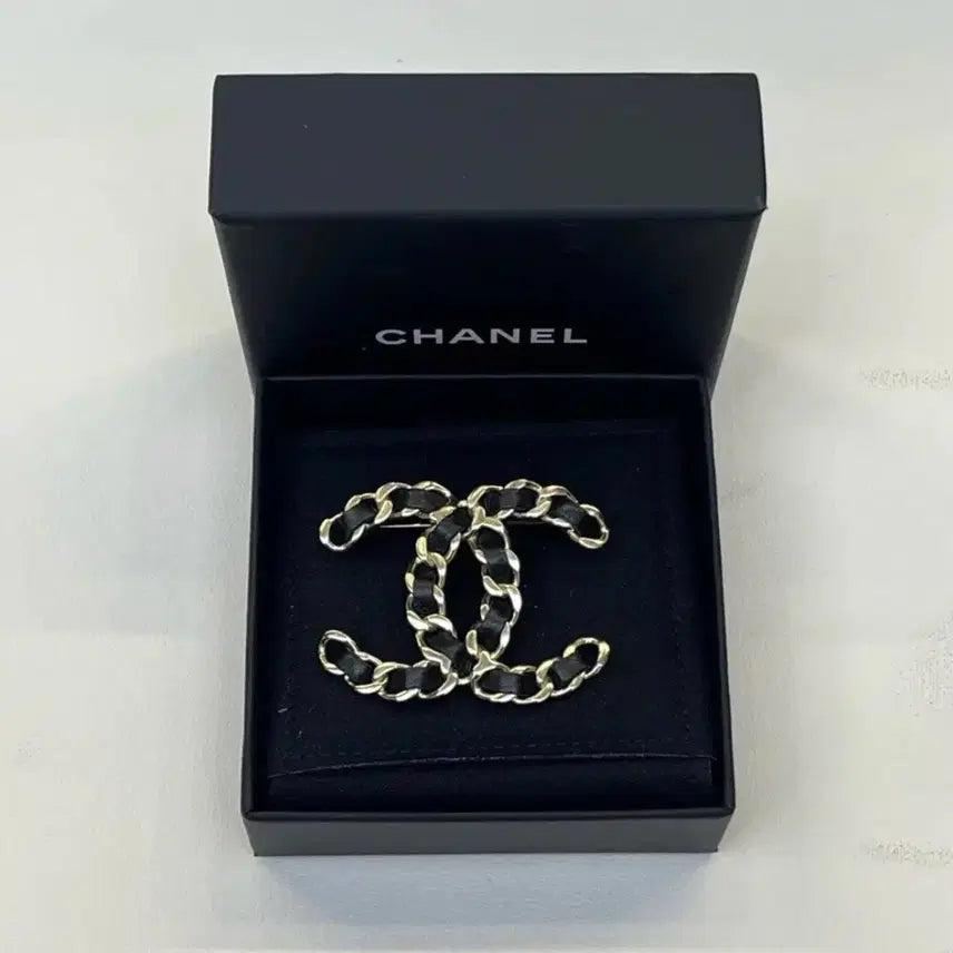 [BUNJANG] Chanel CC Logo Brooch Chain Gold Black / 샤넬 CC 로고 브로치 체인 금장 블랙
