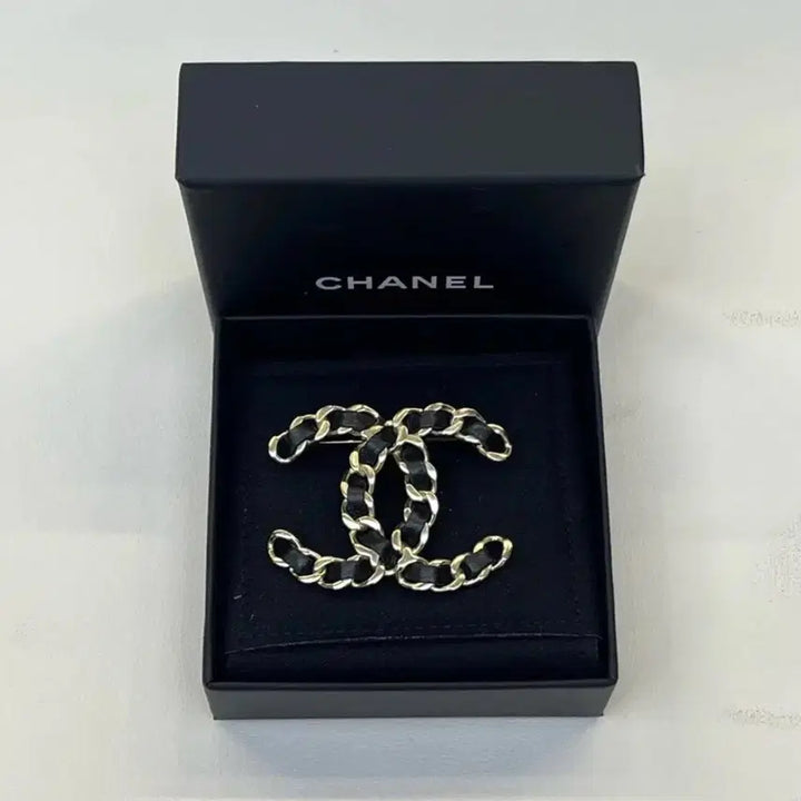 [BUNJANG] Chanel CC Logo Brooch Chain Gold Black / 샤넬 CC 로고 브로치 체인 금장 블랙