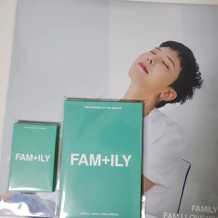 [BUNJANG] G-Dragon Fan Meeting MD Bundle (Postcard, Photocard, LP Poster) / [급처] 지드래곤 지디 팬미팅 엠디 md포카엽서lp포스터일괄 양도 판매