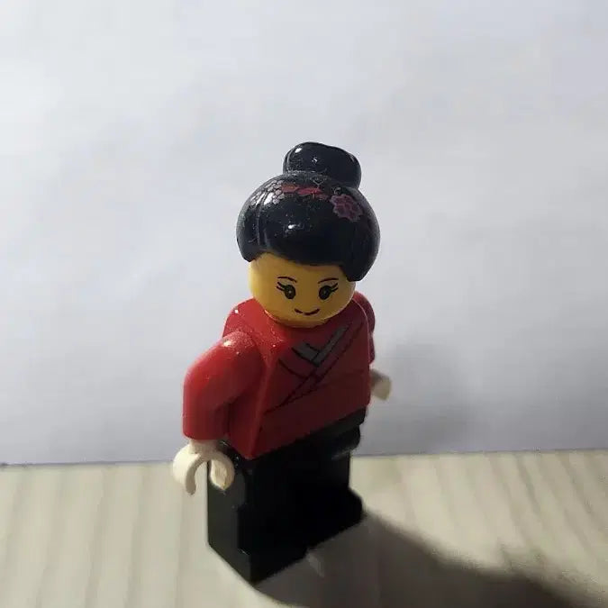 [BUNJANG] LEGO Minifigure Red Kimono Woman with Flower Accessory / 레고 미니피겨 빨간색 기모노 여자