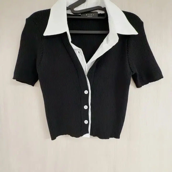 [BUNJANG] MARU Black Ribbed Cropped Cardigan with Layered Shirt Style / MARU 셔츠 레이어드 스타일 반팔 크롭 블랙 골지 가디건