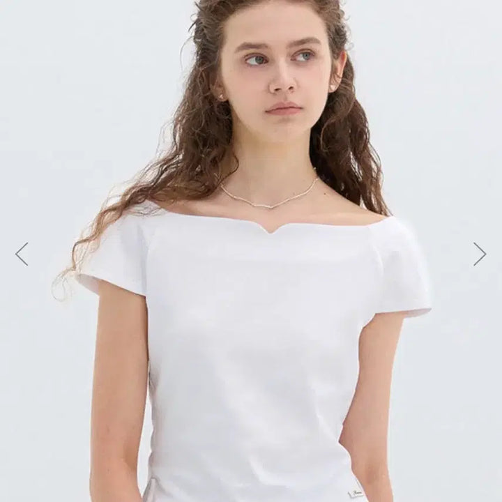[BUNJANG] FLOUM Rose vine Off-shoulder Short-sleeve T-shirt / 플로움 오프숄더 반팔 티셔츠 Rose vine T-shirt