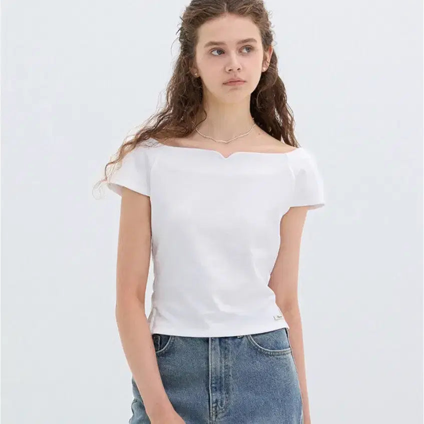 [BUNJANG] FLOUM Rose vine Off-shoulder Short-sleeve T-shirt / 플로움 오프숄더 반팔 티셔츠 Rose vine T-shirt