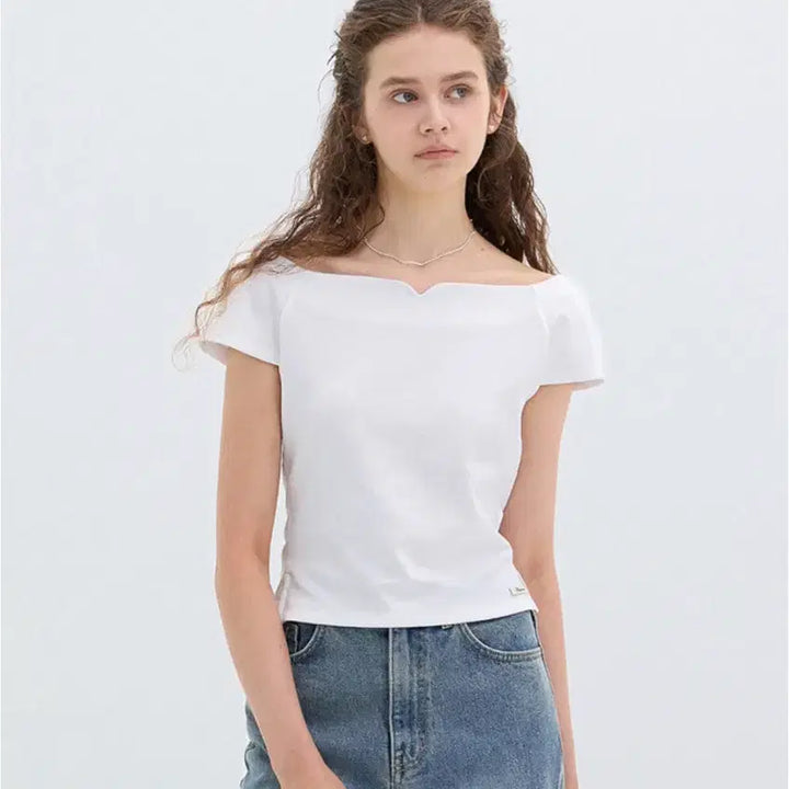 [BUNJANG] FLOUM Rose vine Off-shoulder Short-sleeve T-shirt / 플로움 오프숄더 반팔 티셔츠 Rose vine T-shirt