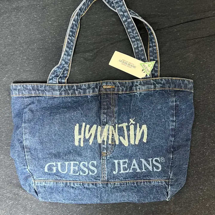 [BUNJANG] Guess Hyunjin Engraved Tote Bag / 게스 현진 팝업 현진 각인 토트백