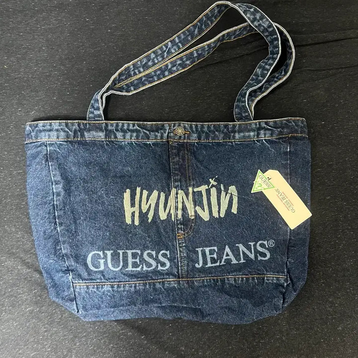 [BUNJANG] Guess x Hyunjin Engraved Tote Bag / 게스 현진 팝업 현진 각인 토트백