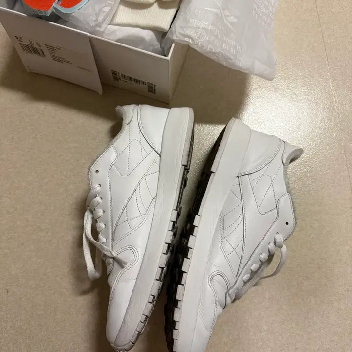 [BUNJANG] Reebok x Maison Margiela Tabi White Sneakers / 리복x마르지엘라 타비 화이트 275