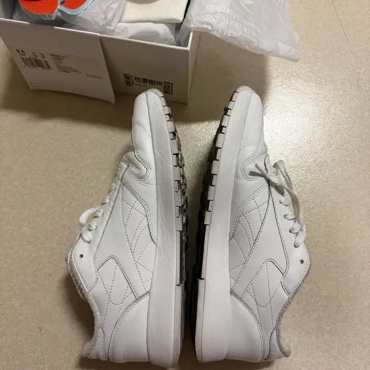 [BUNJANG] Reebok x Maison Margiela Tabi White Sneakers / 리복x마르지엘라 타비 화이트 275