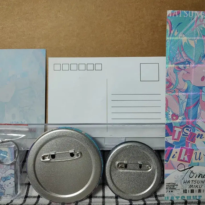 [BUNJANG] Hatsune Miku Cinnamonroll Collaboration Set Badge, Keychain, Card, Sticker / 석탄일할인)증정)하츠네 미쿠 시나몬롤 콜라보 세트 배지2 키링1 지류3