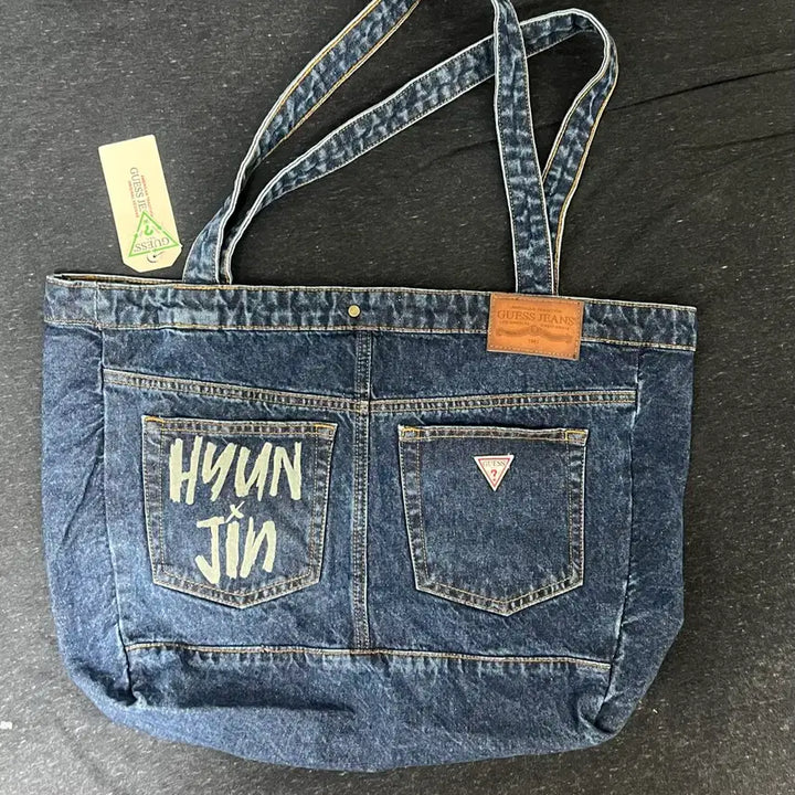 [BUNJANG] GUESS Hyunjin Engraved Tote Bag / 게스 현진 팝업 현진 각인 토트백