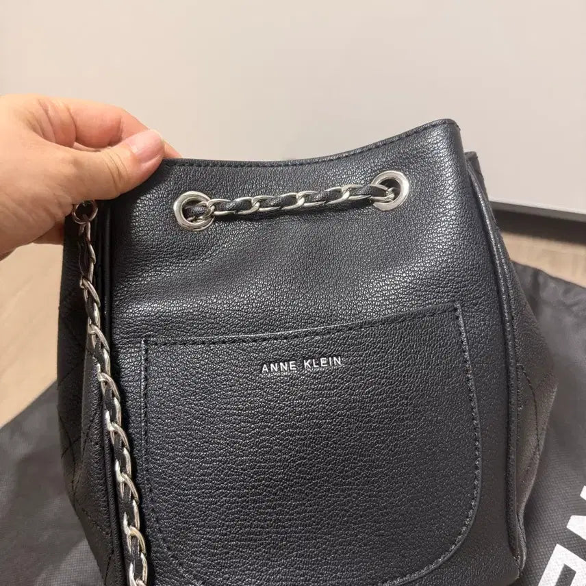 [BUNJANG] Anne Klein Black Quilted Chain Mini Bucket Bag / 앤클라인 미니 버킷백