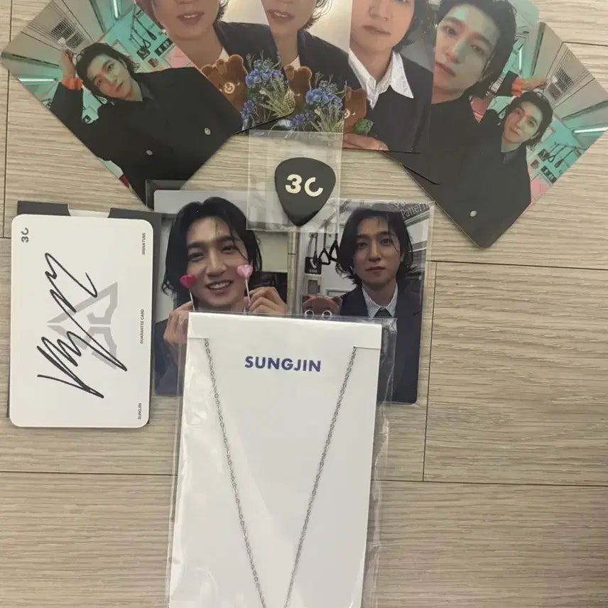 [SOLD OUT] 데이식스 성진 기타 피크 팬던트 목걸이 포카 세트