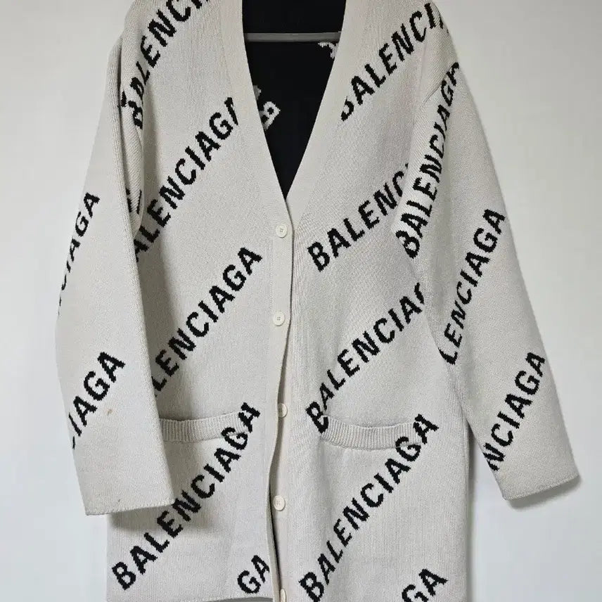 [SOLD OUT] 발렌시아가 로고 가디건 아이보리