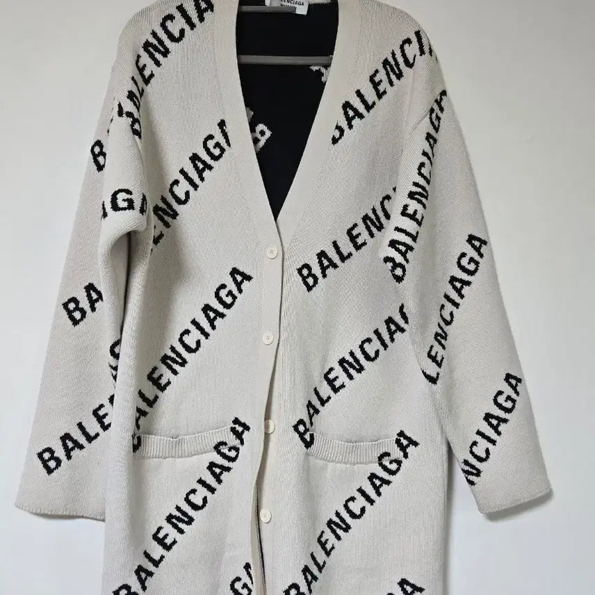 [SOLD OUT] 발렌시아가 로고 가디건 아이보리