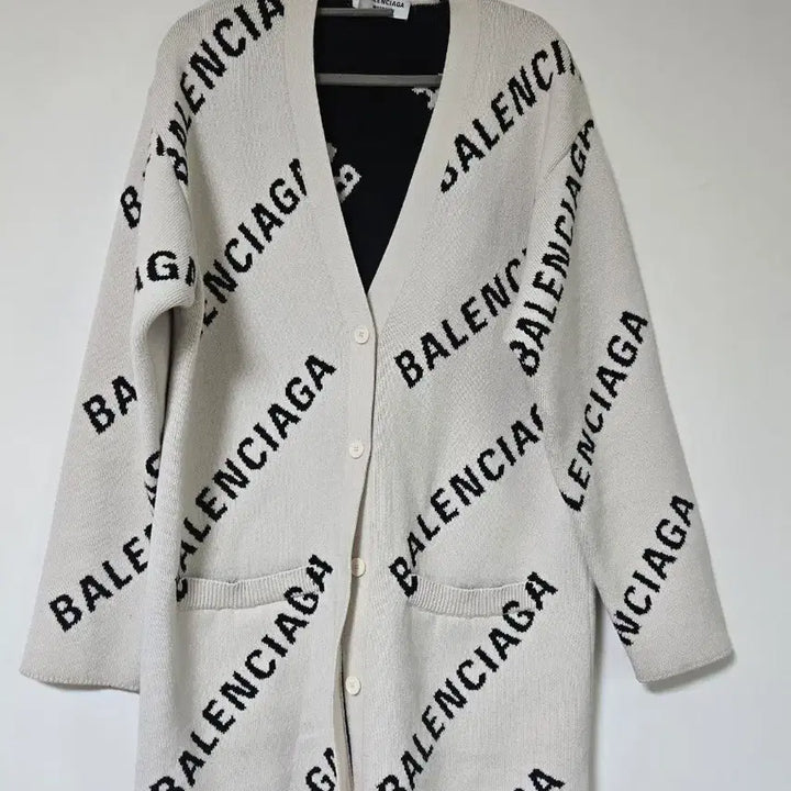 [SOLD OUT] 발렌시아가 로고 가디건 아이보리