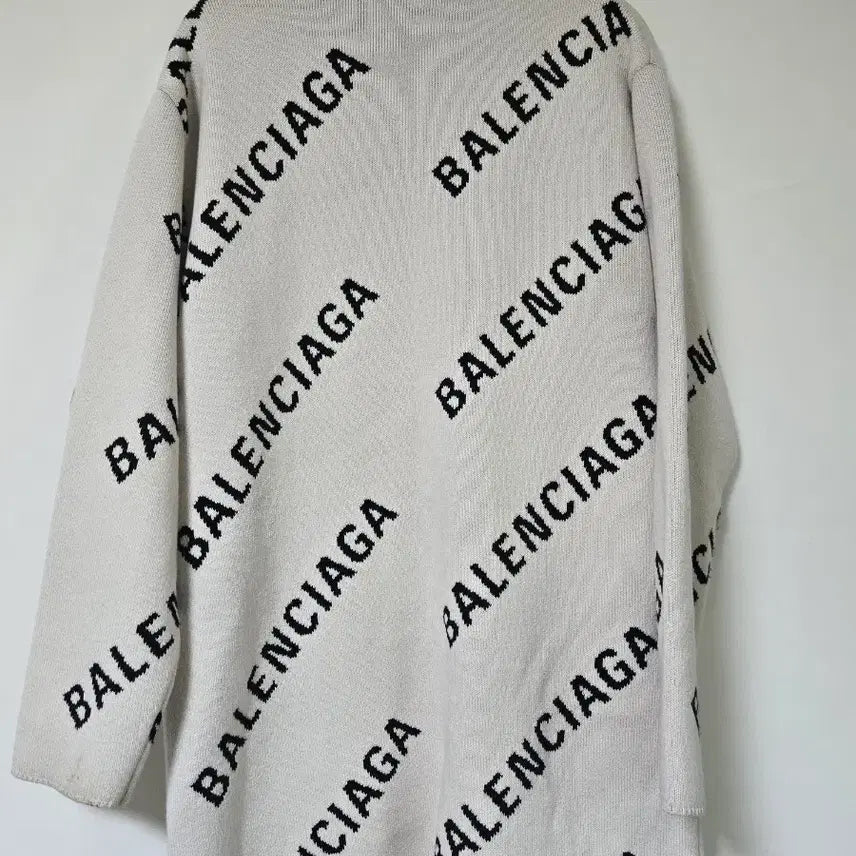 [SOLD OUT] 발렌시아가 로고 가디건 아이보리