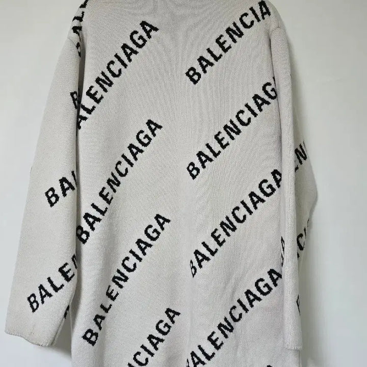 [SOLD OUT] 발렌시아가 로고 가디건 아이보리