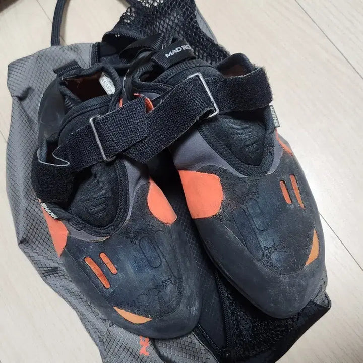 [BUNJANG] Mad Rock Shark Climbing Shoes US 6.5 with Chalk and Bag / 매드락 클라이밍화 2만원에 팔아요(+덤으로 가루,가방)