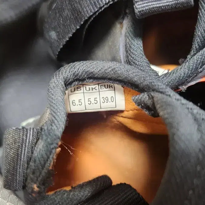[BUNJANG] Mad Rock Shark Climbing Shoes US 6.5 with Chalk and Bag / 매드락 클라이밍화 2만원에 팔아요(+덤으로 가루,가방)