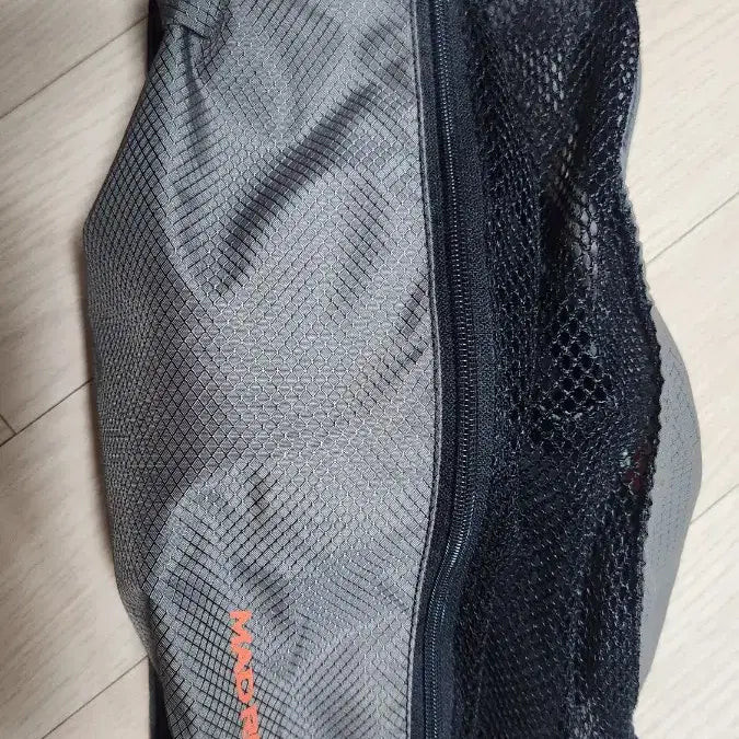 [BUNJANG] Mad Rock Shark Climbing Shoes US 6.5 with Chalk and Bag / 매드락 클라이밍화 2만원에 팔아요(+덤으로 가루,가방)