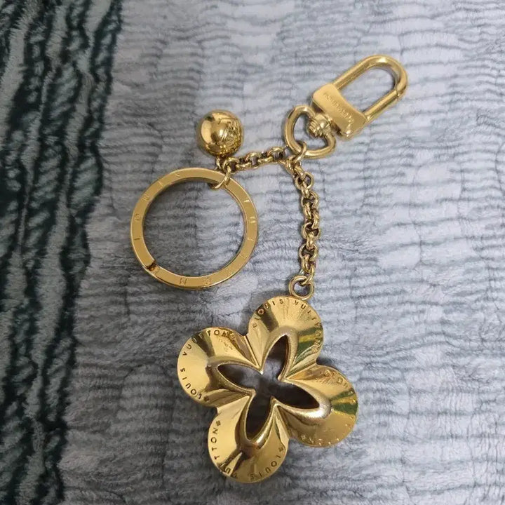 [BUNJANG] Louis Vuitton Authentic Metal Gold Porte Cles Eclipse Keychain Bag Charm / 루이비통 정품 메탈 골드 포르테 클레스 이클립스 키 체인 백 참