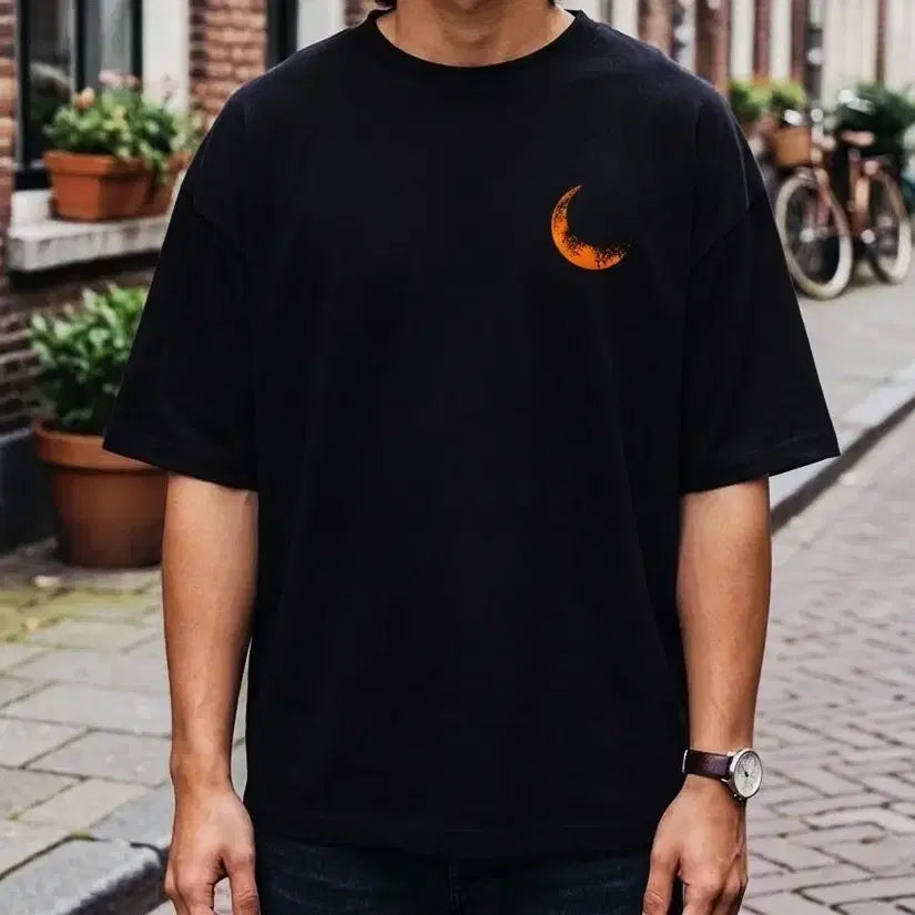 [BUNJANG] Black Half-Sleeve T-Shirt with Crescent Moon Print / 새상품 블랙 반팔 면티셔츠 달 프린팅