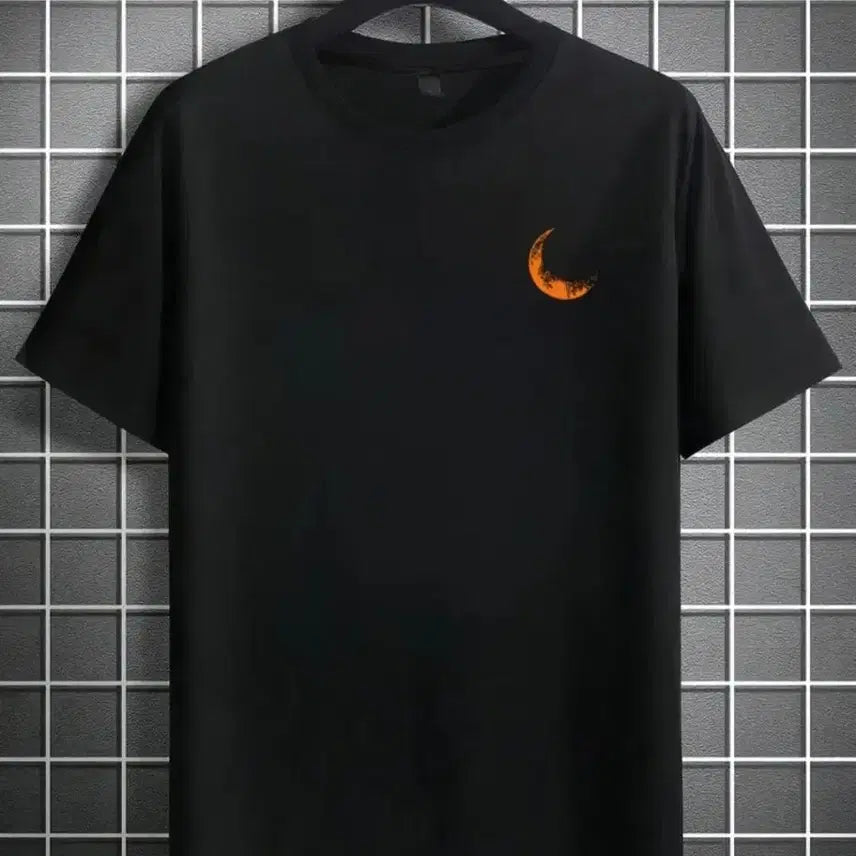 [BUNJANG] Black Half-Sleeve T-Shirt with Crescent Moon Print / 새상품 블랙 반팔 면티셔츠 달 프린팅