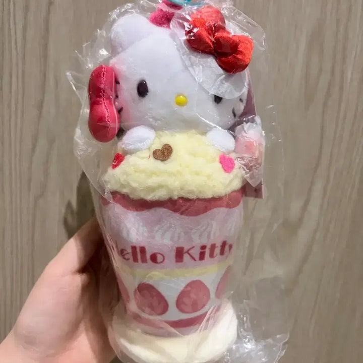 [BUNJANG] Sanrio Hello Kitty Ice Cream Parfait Mascot Keyring / 일본 정품 헬로키티 마스코트 키링 아이스크림 파르페
