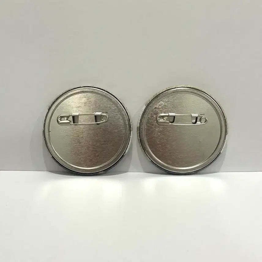[BUNJANG] Haikyuu!! Oikawa &amp; Iwaizumi Can Badge Set / 하이큐 오이카와&amp;이와이즈미 캔뱃지