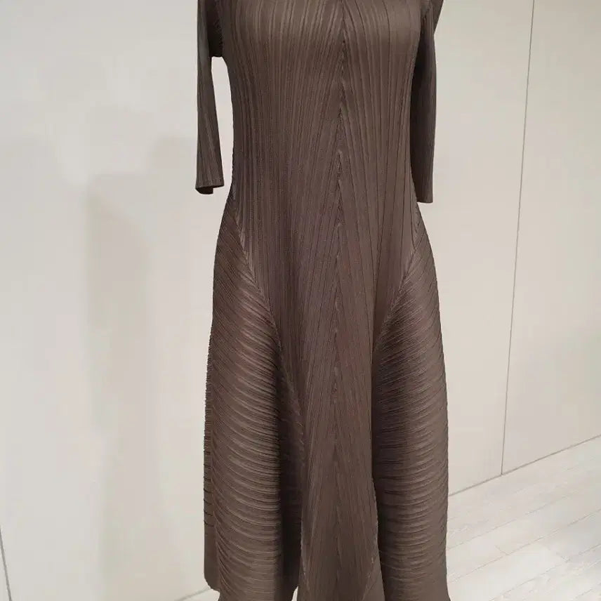 [BUNJANG] Pleated V-Neck Three-Quarter Sleeve Long Dress Brown / 플리츠 브이넥 칠부 롱 원피스 브라운