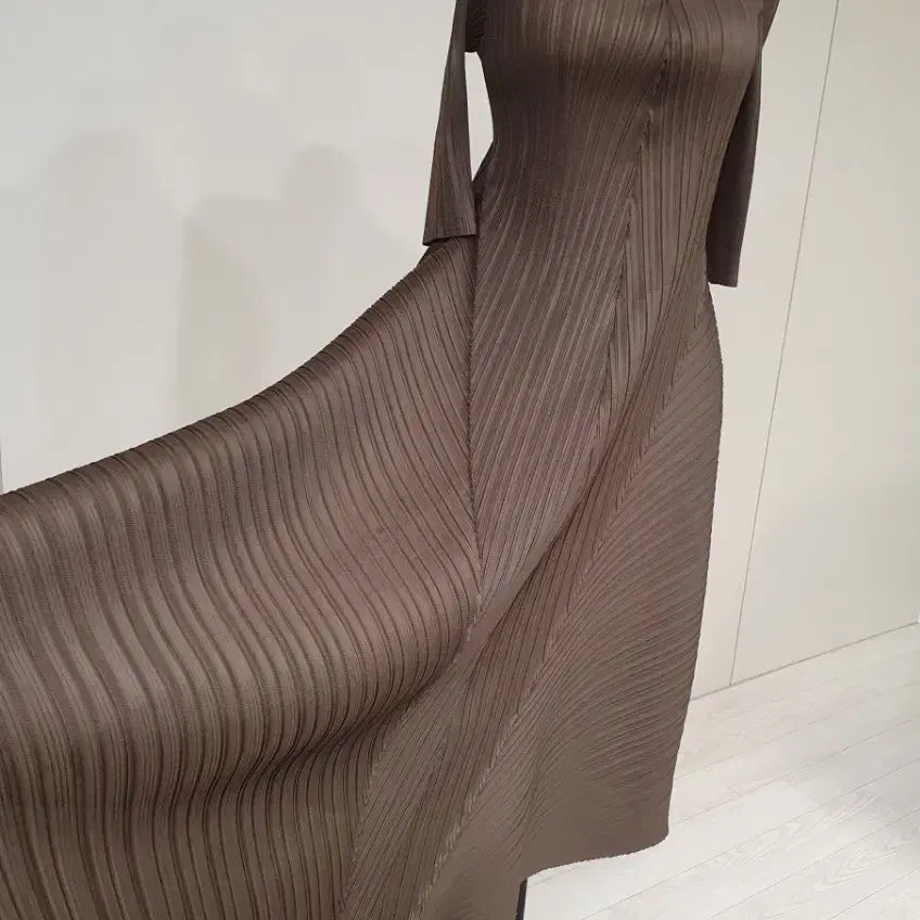 [BUNJANG] Pleated V-Neck Three-Quarter Sleeve Long Dress Brown / 플리츠 브이넥 칠부 롱 원피스 브라운