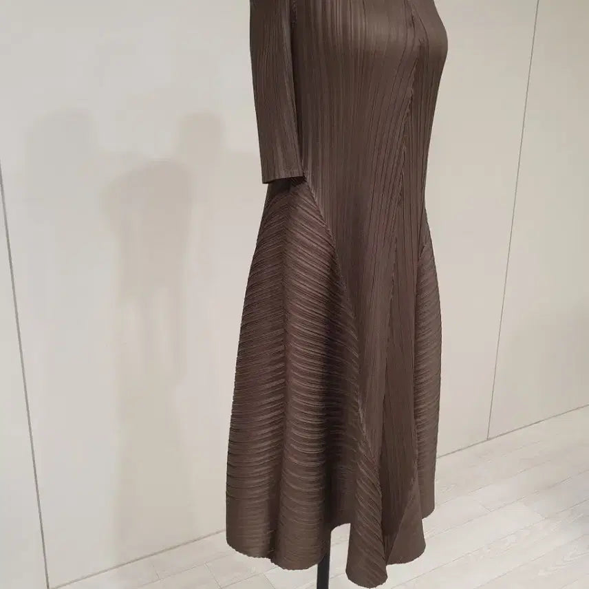 [BUNJANG] Pleated V-Neck Three-Quarter Sleeve Long Dress Brown / 플리츠 브이넥 칠부 롱 원피스 브라운