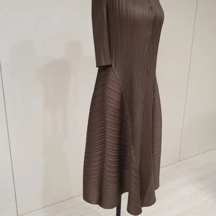 [BUNJANG] Pleated V-Neck Three-Quarter Sleeve Long Dress Brown / 플리츠 브이넥 칠부 롱 원피스 브라운