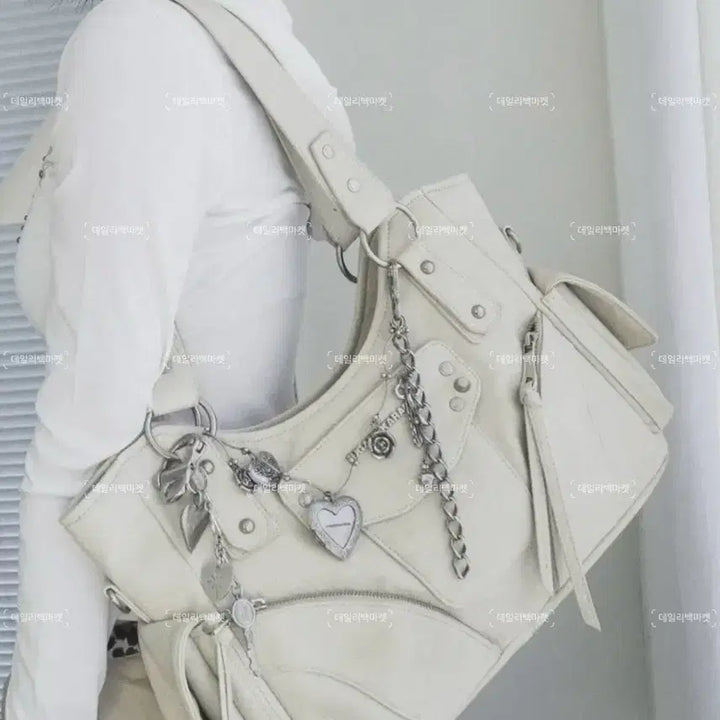 [BUNJANG] IuGamakaras Studded Leather Shoulder Bag Cream / 이우가마카라스 iugamakaras 스터드 레더 숄더백  크림