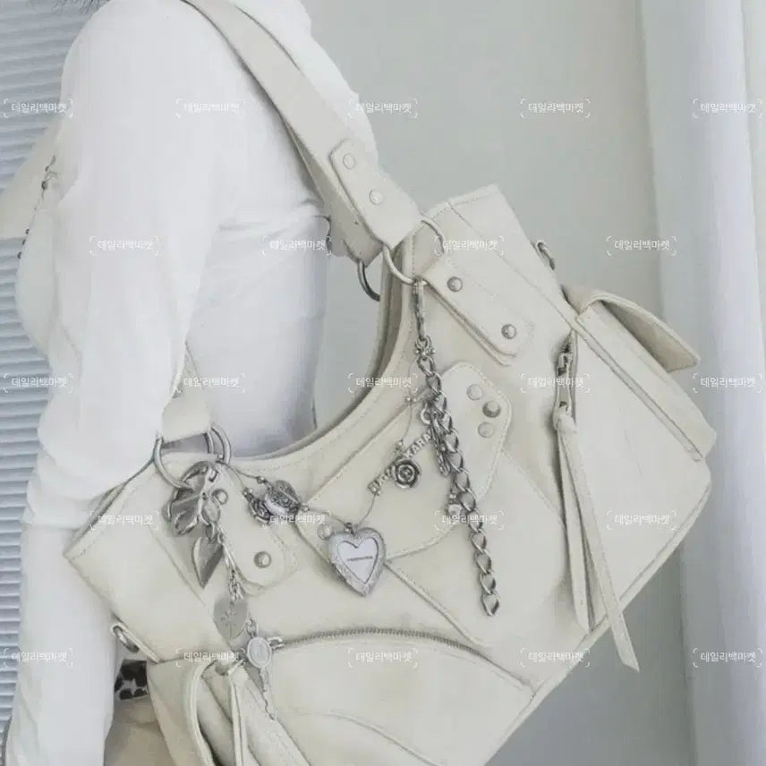 [BUNJANG] IuGamakaras Studded Leather Shoulder Bag Cream / 이우가마카라스 iugamakaras 스터드 레더 숄더백  크림